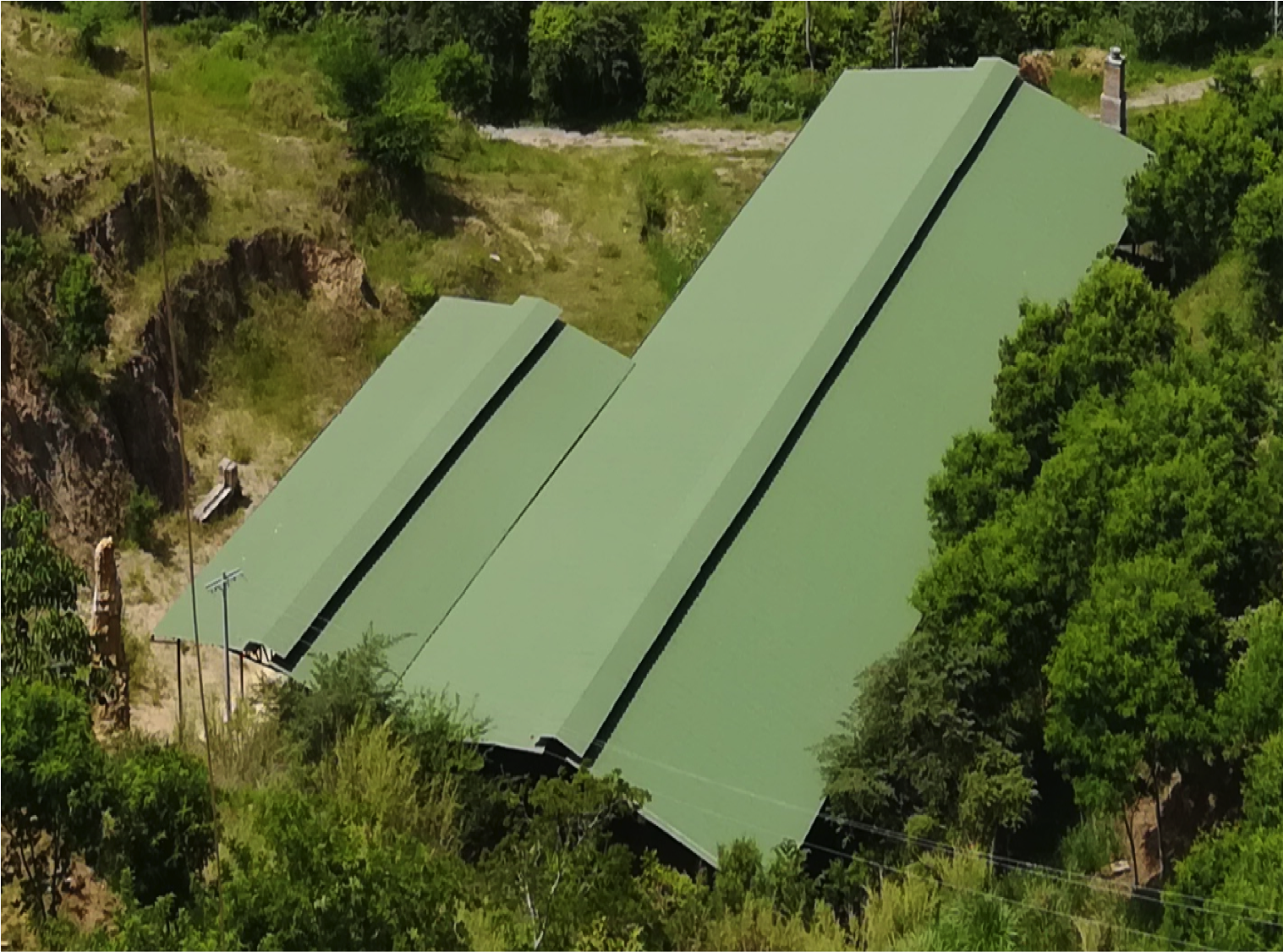 ETAPA 1.
Las dimensiones de los techos son:
El área mas grande es de 68.4*20m = 1368 m2
El área mas pequeña es de 13,7*40,4m = 553,4
La red eléctrica a 13,2 kV esta a dos metros del techo del área mas pequeña.